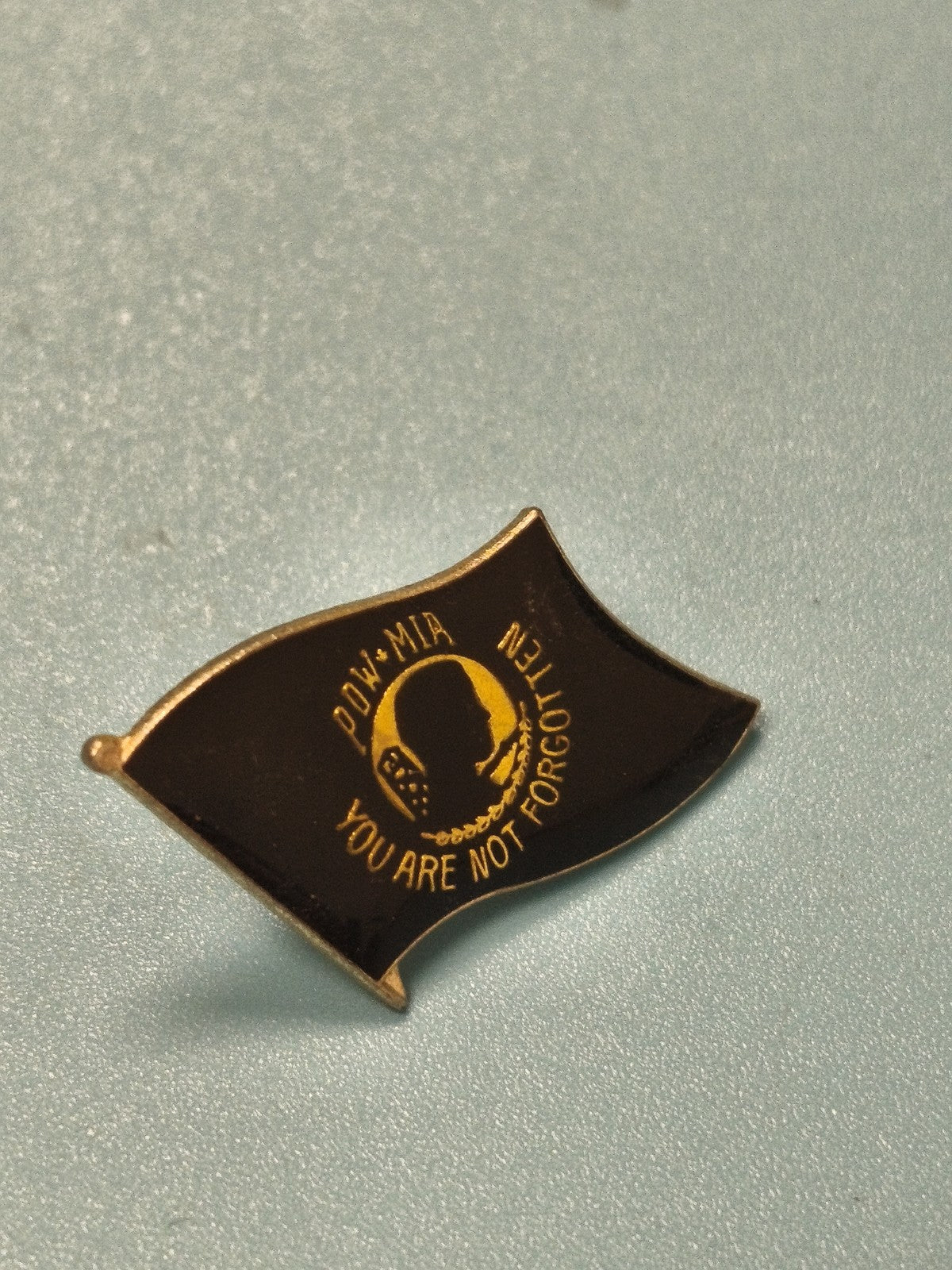 Vintage pin's POW MIA drapeau noir militaire commémoratif collection (Ref 18)