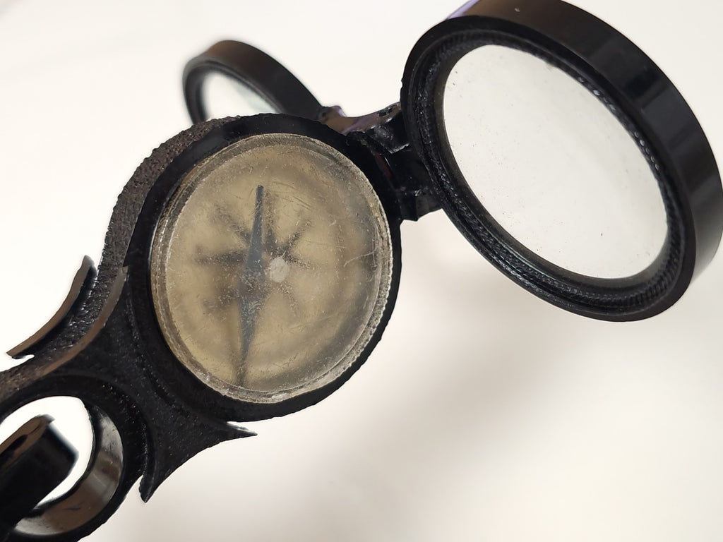 Kit de survie vintage ancien avec boussole et loupe, équipement rétro collection