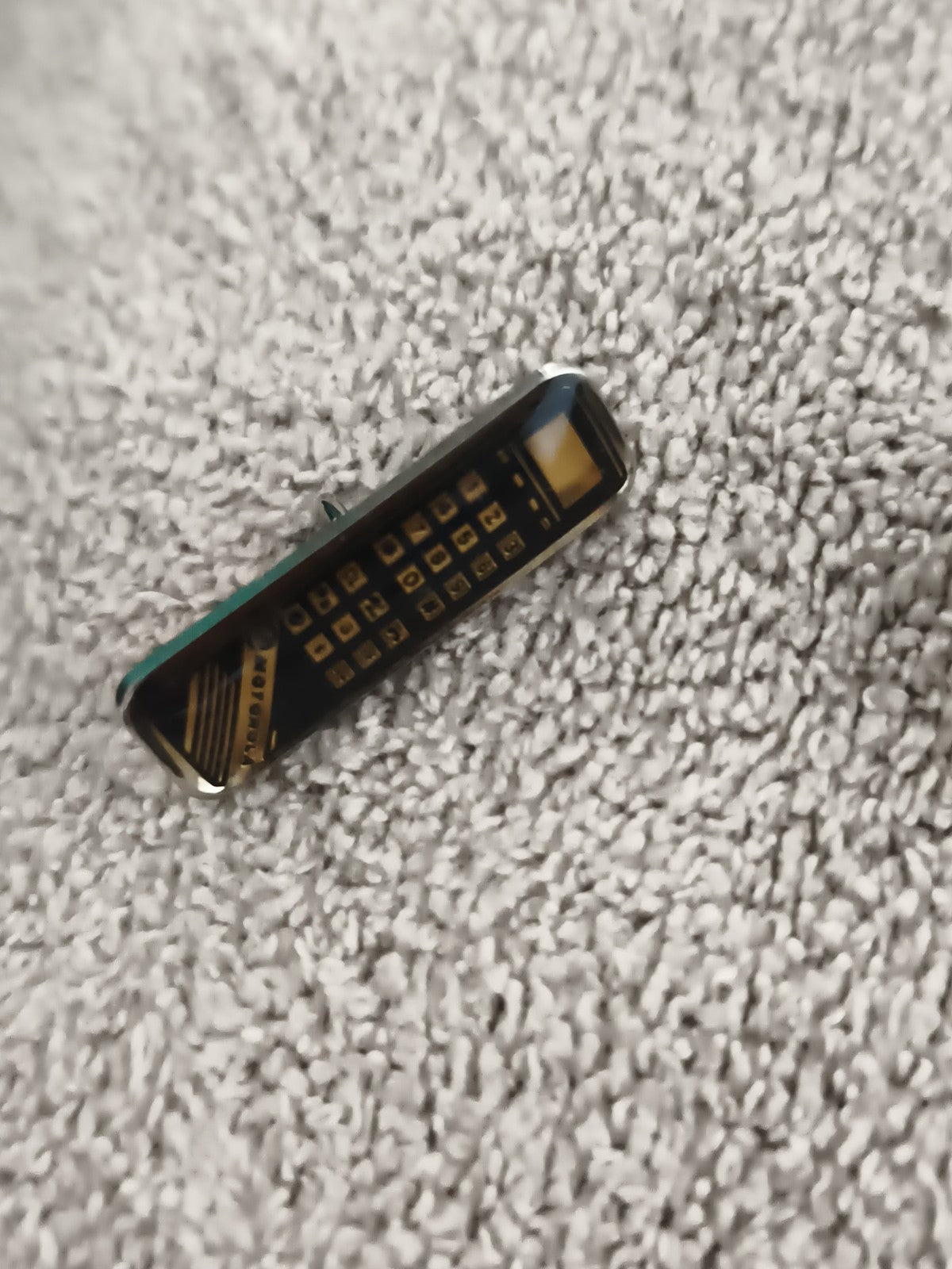 Pin's vintage téléphone portable ancien, finition noire et dorée, années 90 (Ref