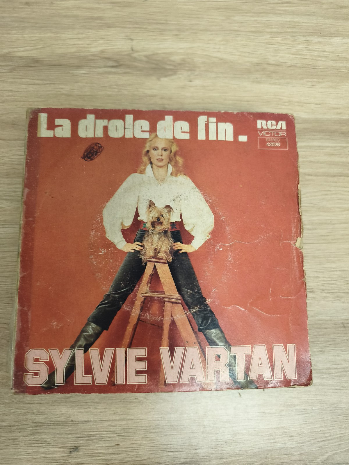 Vinyle 45T Sylvie Vartan La drôle de fin RCA pochette rouge visuel chien
