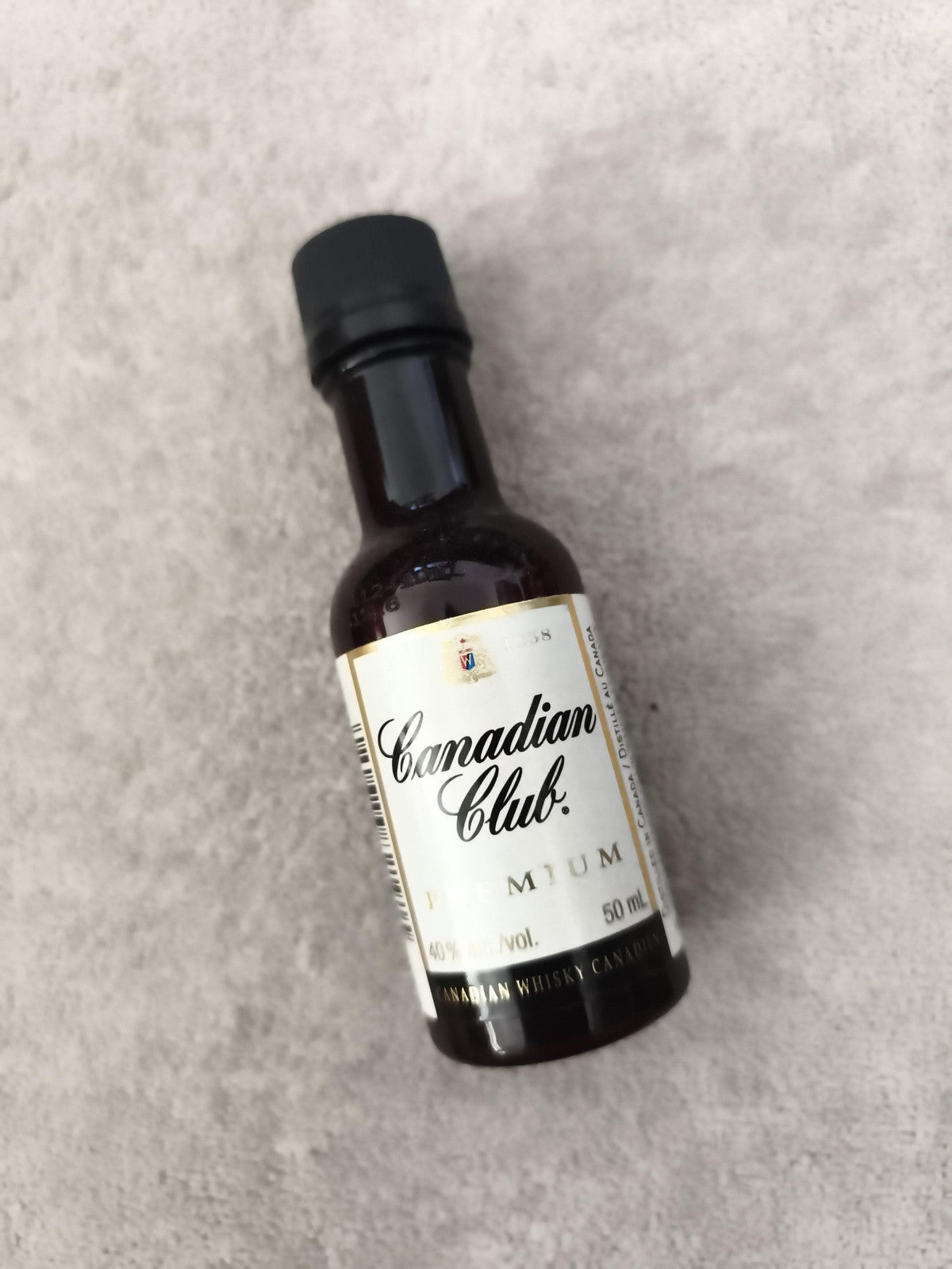 Mini-bouteille whisky Canadian Club 50ml, étiquette Premium, alcool partiel