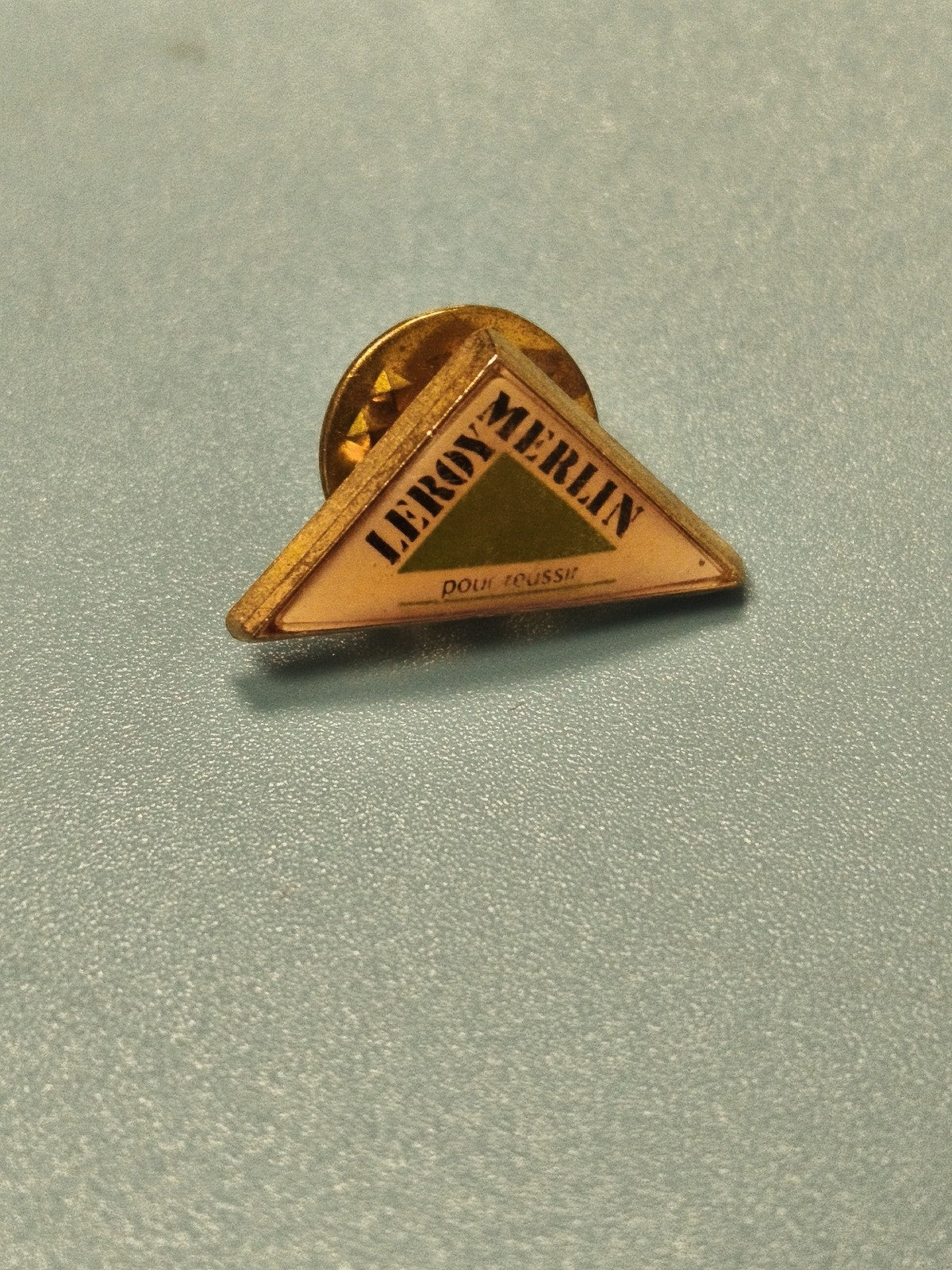 Pin's vintage triangle Leroy Merlin ancien logo vert collection rare
