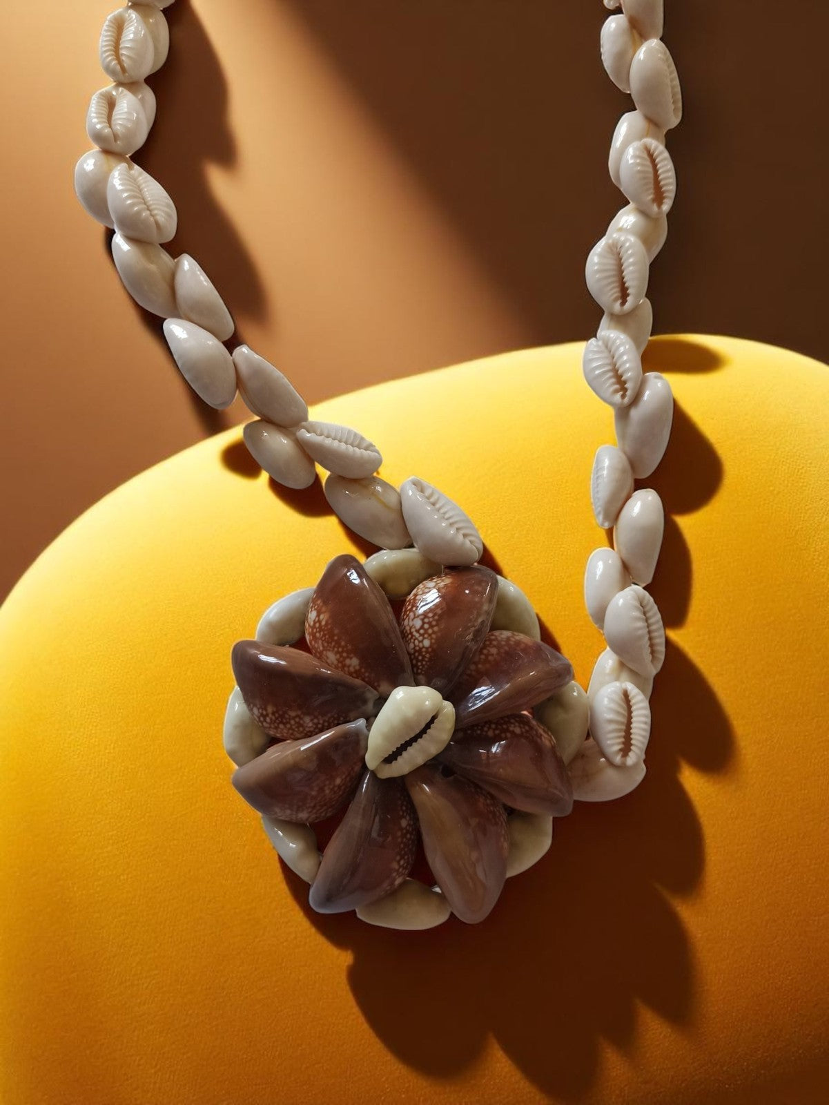 Collier vintage coquillages naturels motif fleur rétro années 70