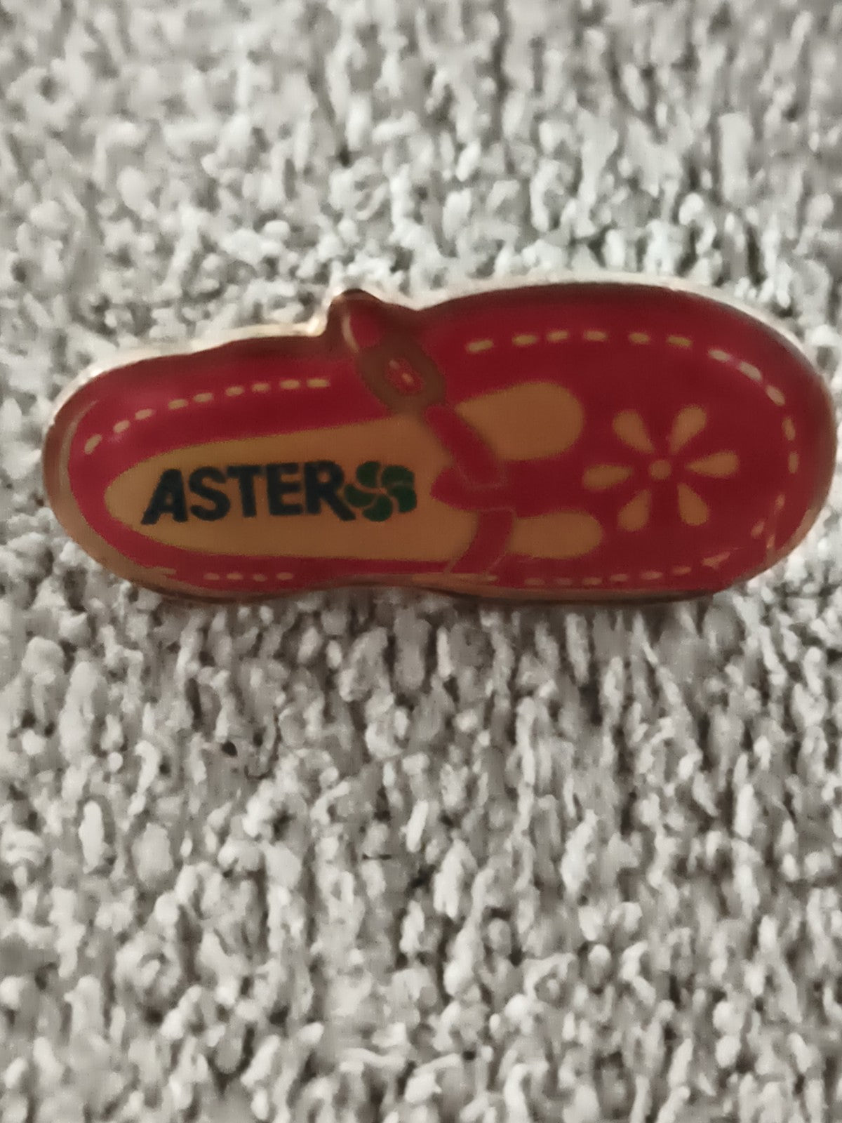 Pin's vintage ASTER chaussure rouge motif fleur (Ref 11) badge ancien