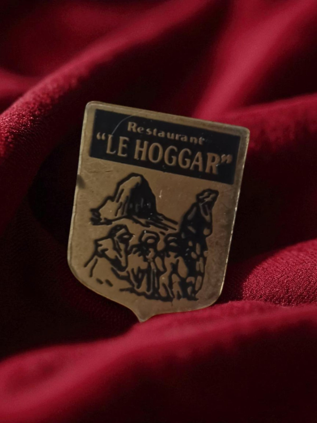 Pin's vintage Restaurant Le Hoggar ancien, blason publicitaire rétro rare