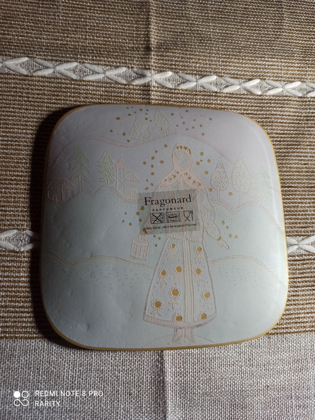 Assiette décorative Fragonard motif hiver femme russe, modèle déposé