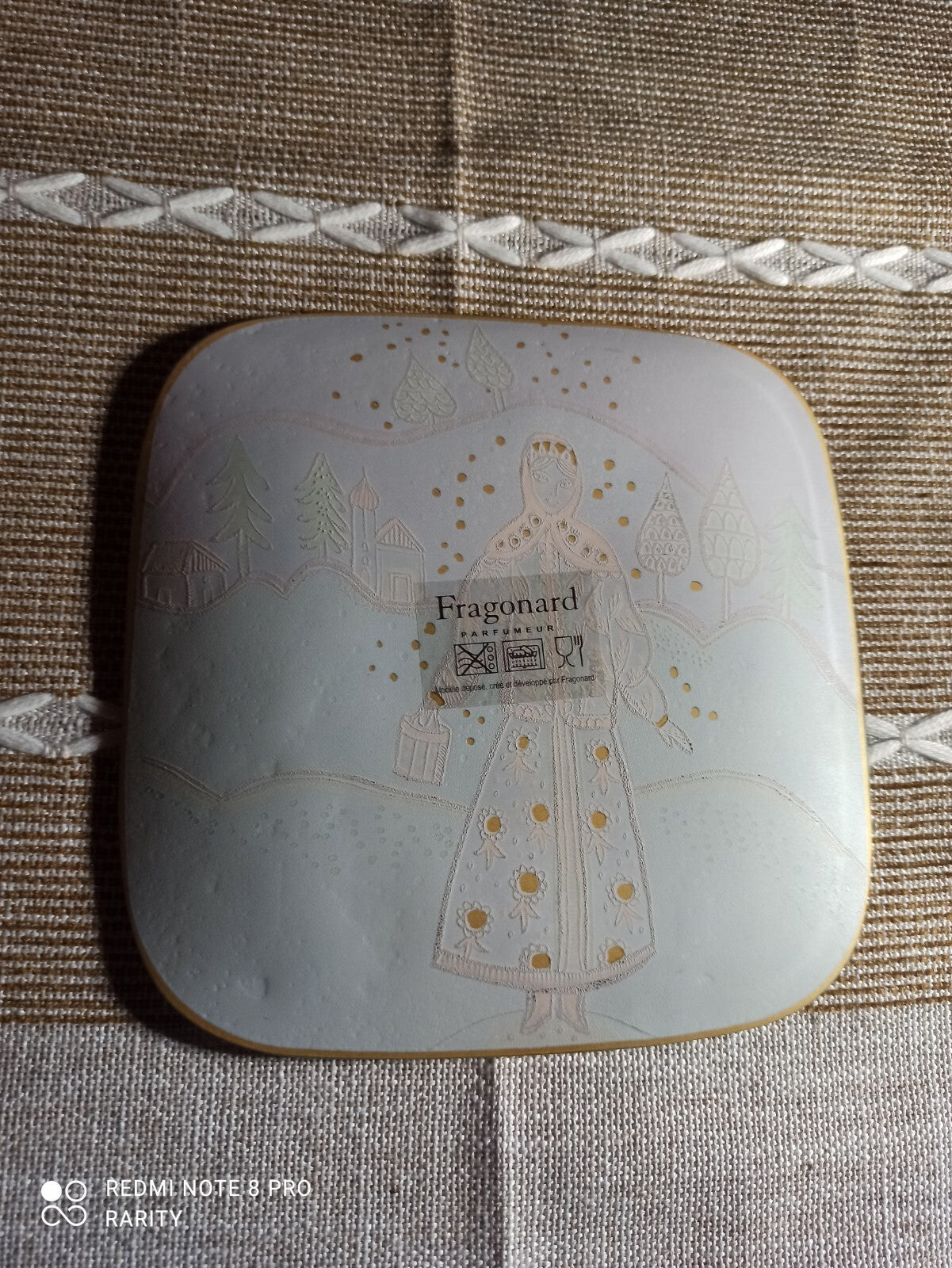 Assiette décorative Fragonard motif hiver femme russe, modèle déposé