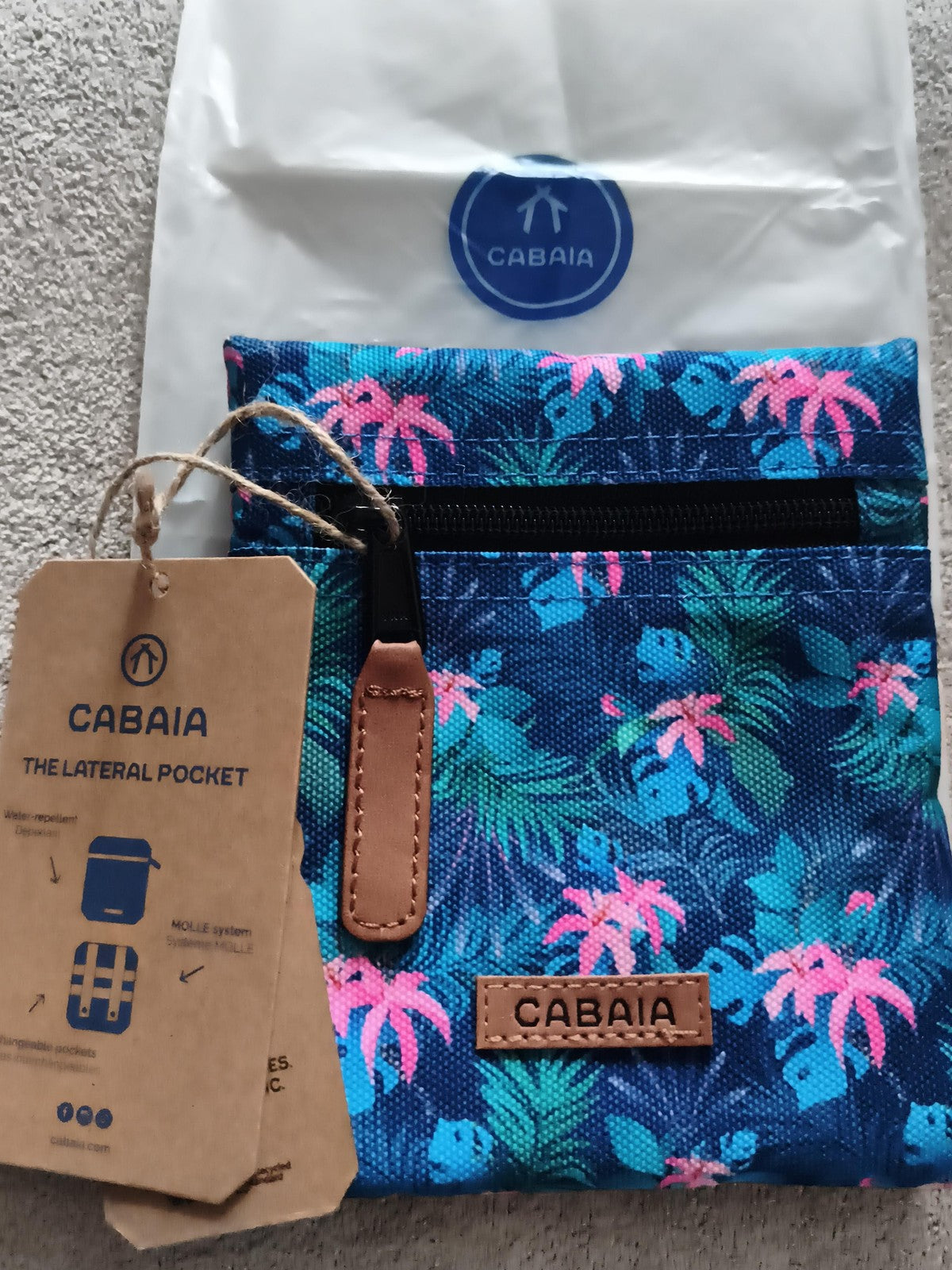 Pochette Cabaia latérale motif tropical bleu rose neuve 15 cm