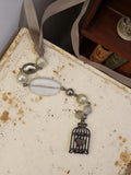 Collier fantaisie rétro perles blanches et pendentif cage oiseau vintage