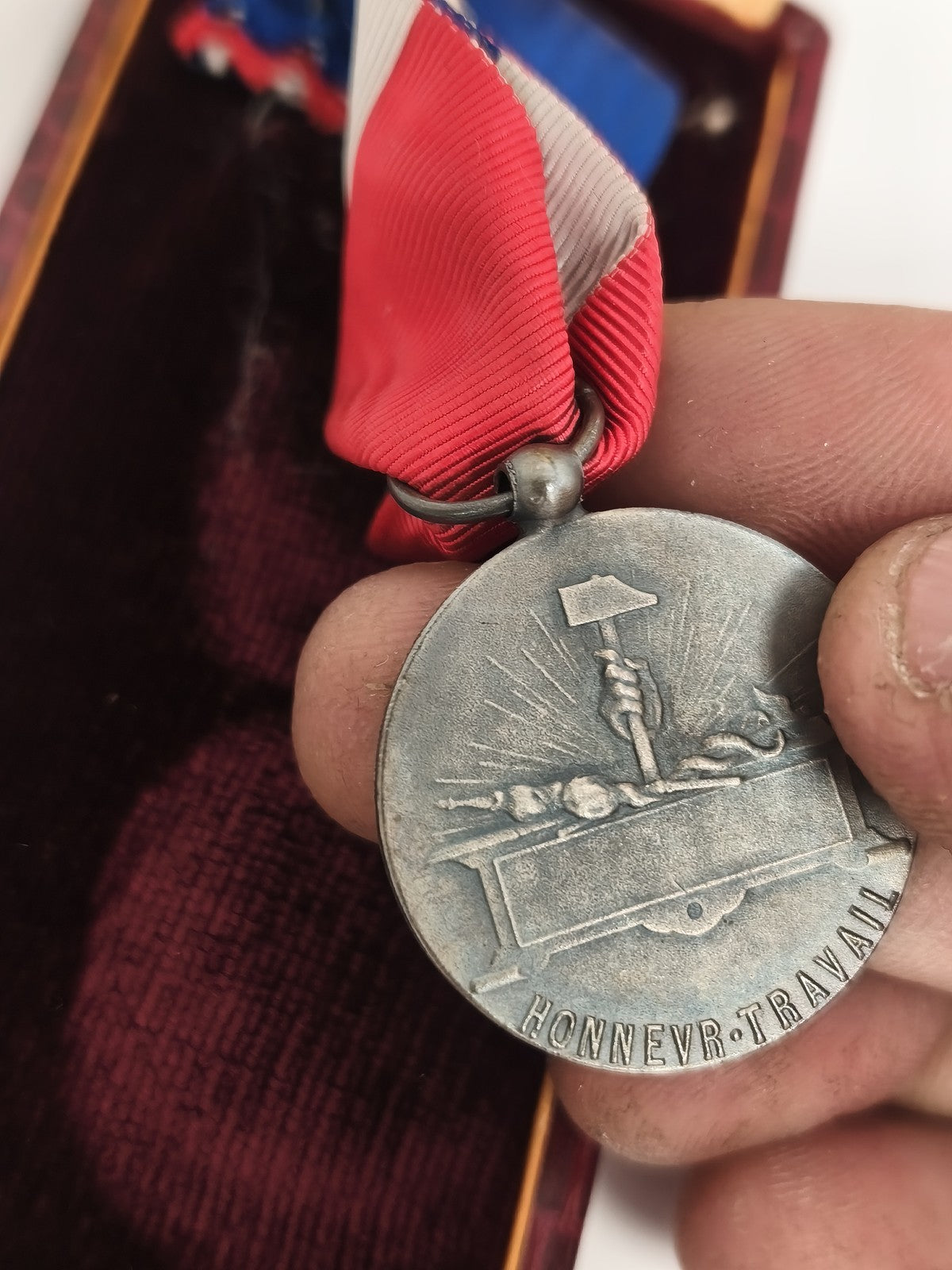 Médaille du travail ancienne en coffret Lecourtier Marseille ruban tricolore