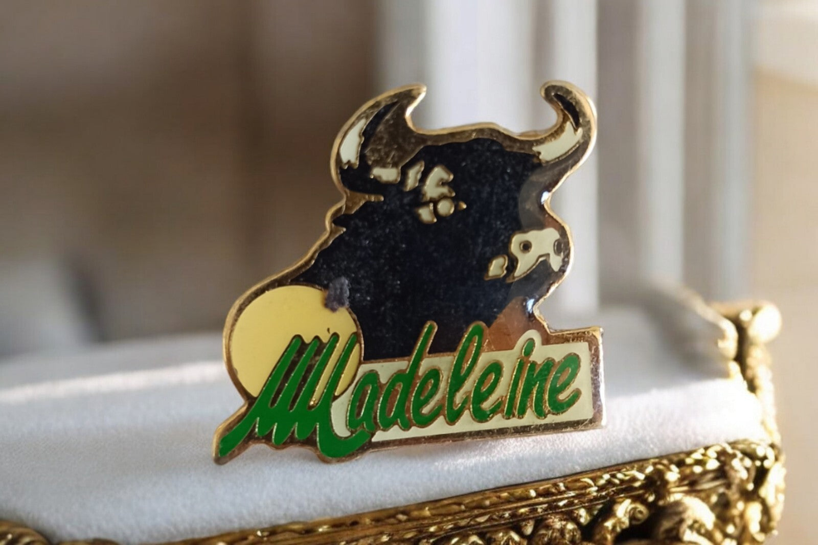 Pin's vintage Madeleine taureau noir doré collection fête locale rétro