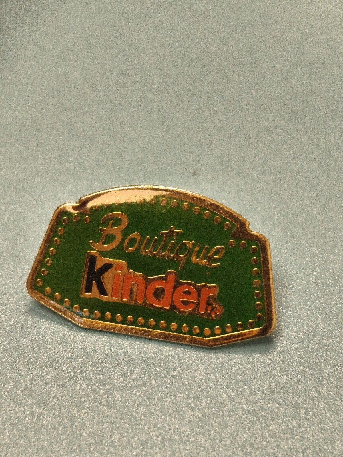 Vintage pin's Boutique Kinder vert émaillé, badge publicitaire collection (Ref 1