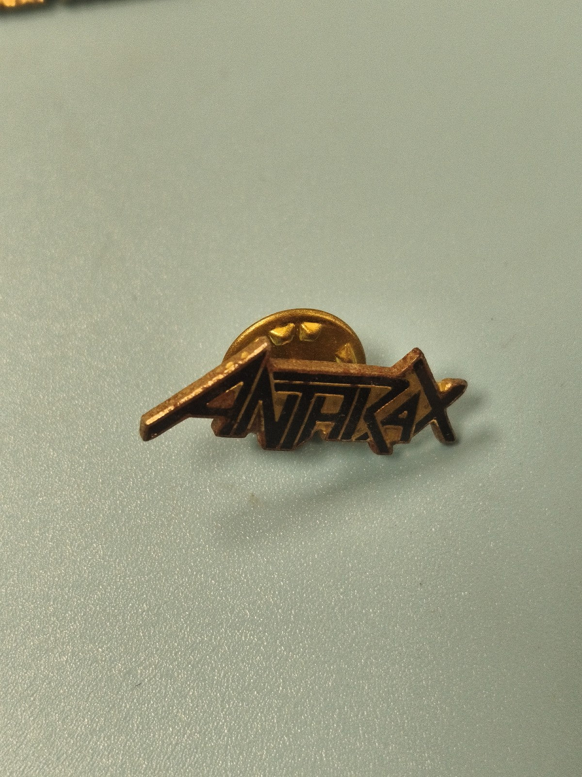 Vintage pin's Anthrax logo métal doré pour collection rock métal rare