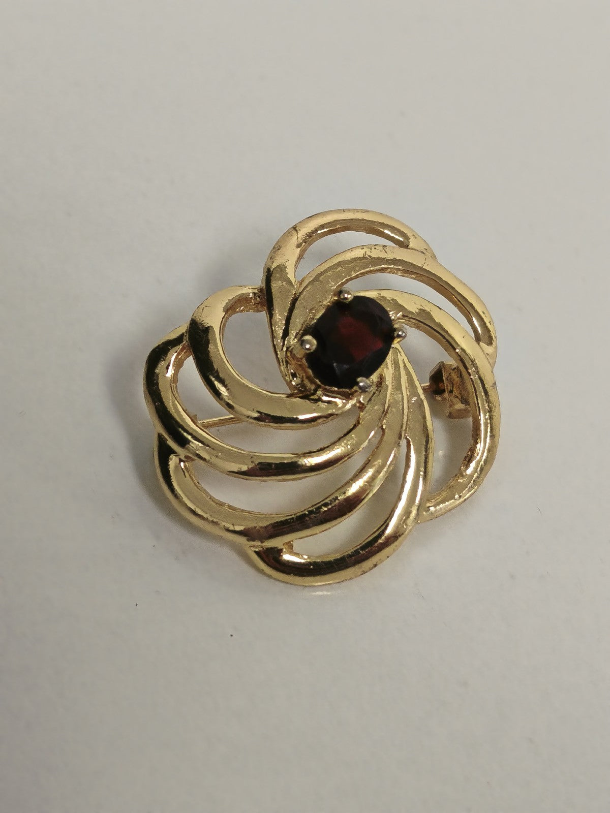 Broche ancienne vintage en métal doré rétro pour collectionneur ou amateur d?obj