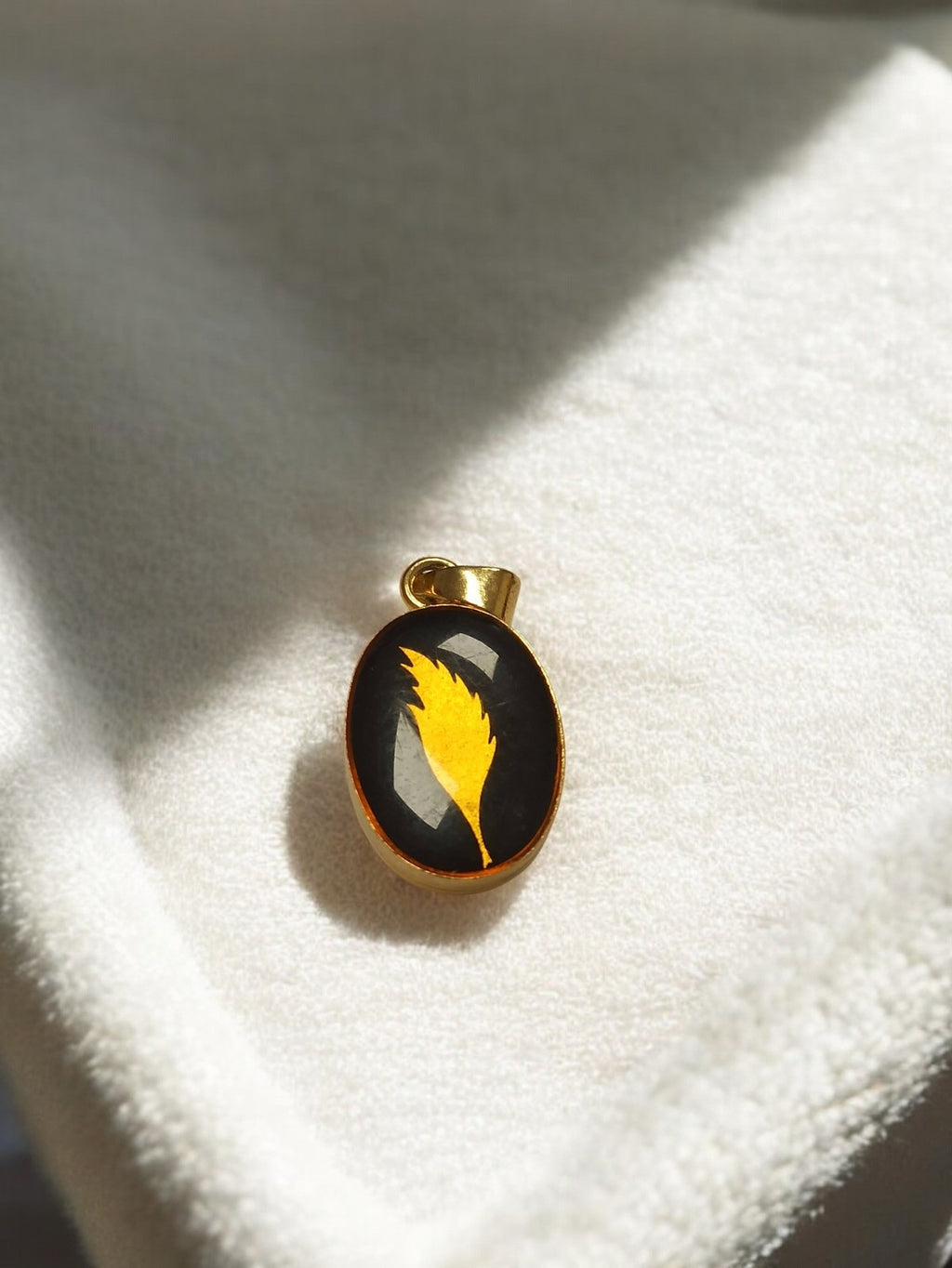 Pendentif vintage ovale plaqué or, motif plume dorée, bijou rétro ancien France