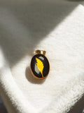 Pendentif vintage ovale plaqué or, motif plume dorée, bijou rétro ancien France