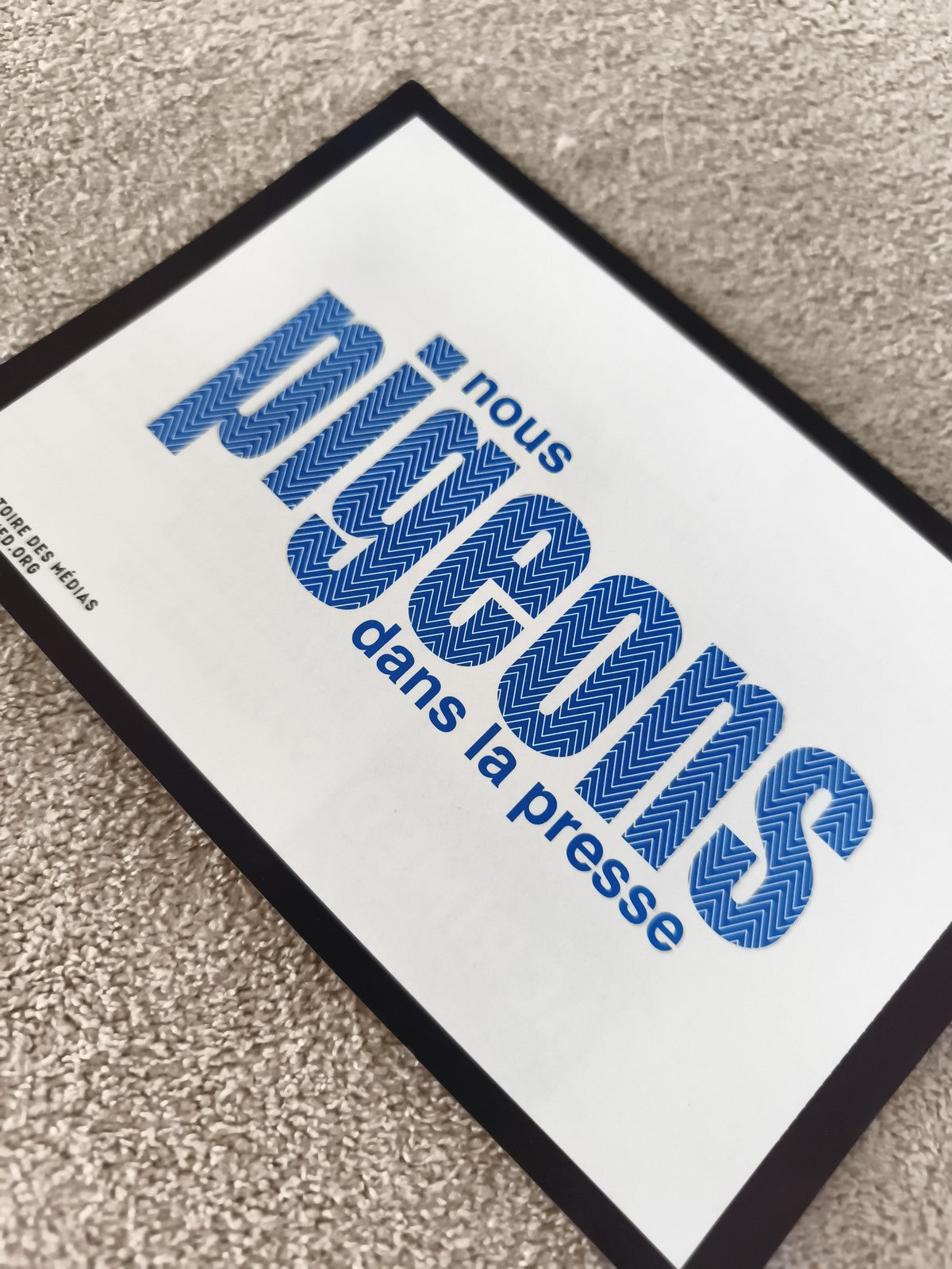 Carte postale ancienne "Nous vivons dans la presse" design graphique bleu