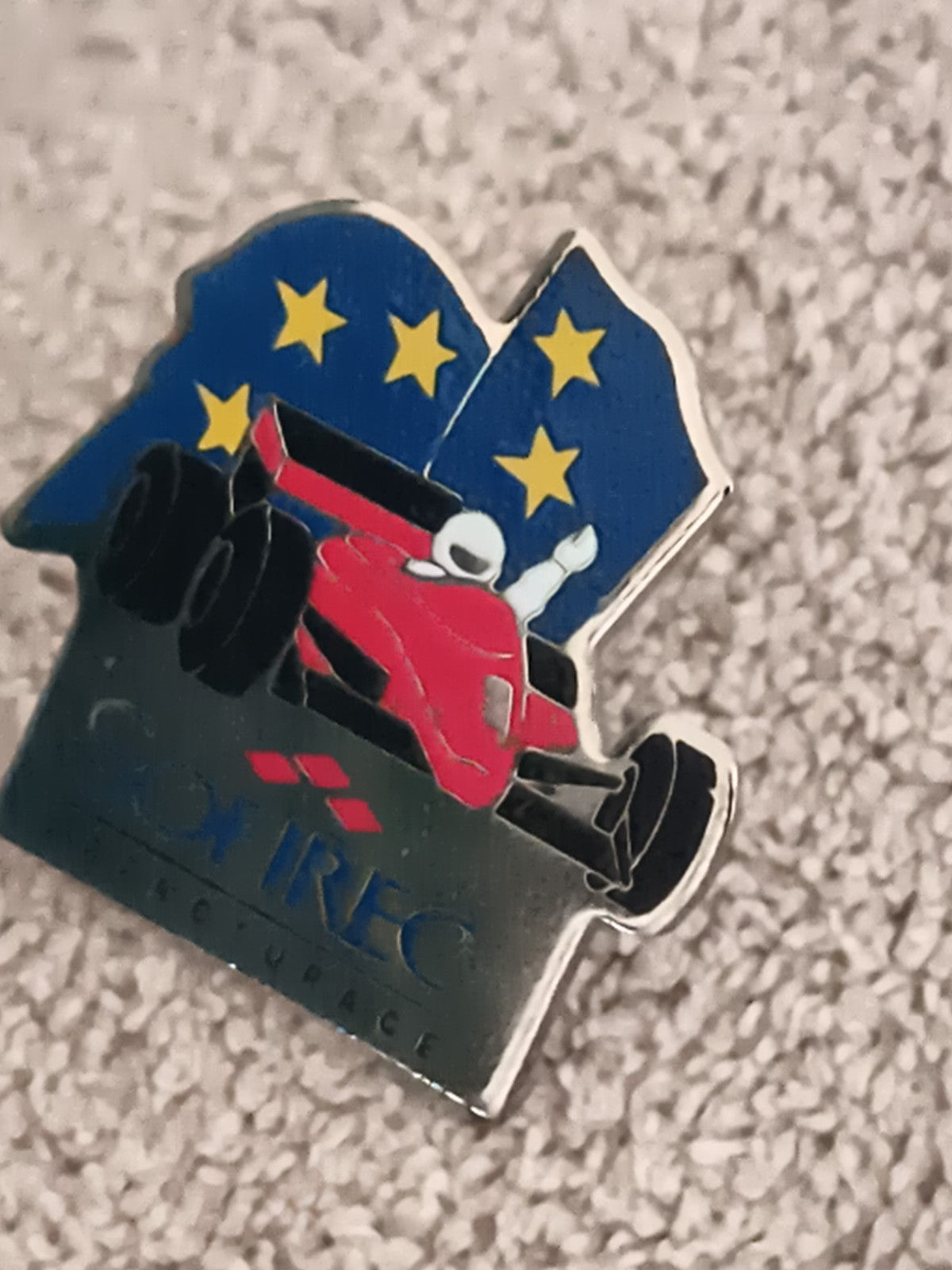 Pin's vintage Formule 1 Cox IREC drapeau Europe F1 auto émaillé (Ref 10)