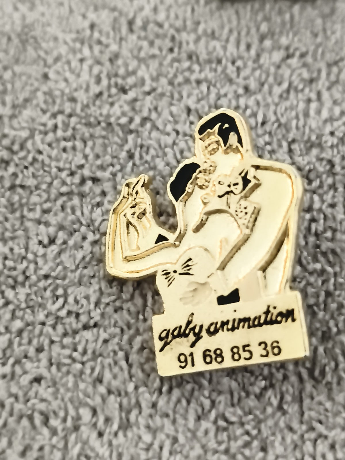 Pin's vintage danseurs gaby animation doré, style années 80-90, badge publicitai