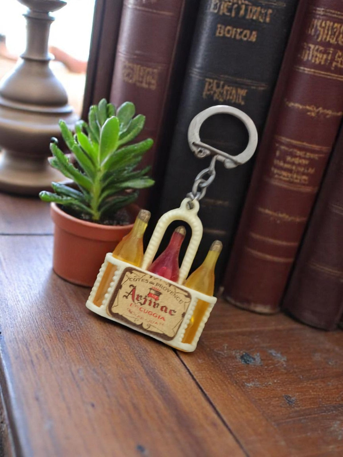 Porte-clés vintage métal panier bouteilles Azinac Côtes de Provence pub rétro