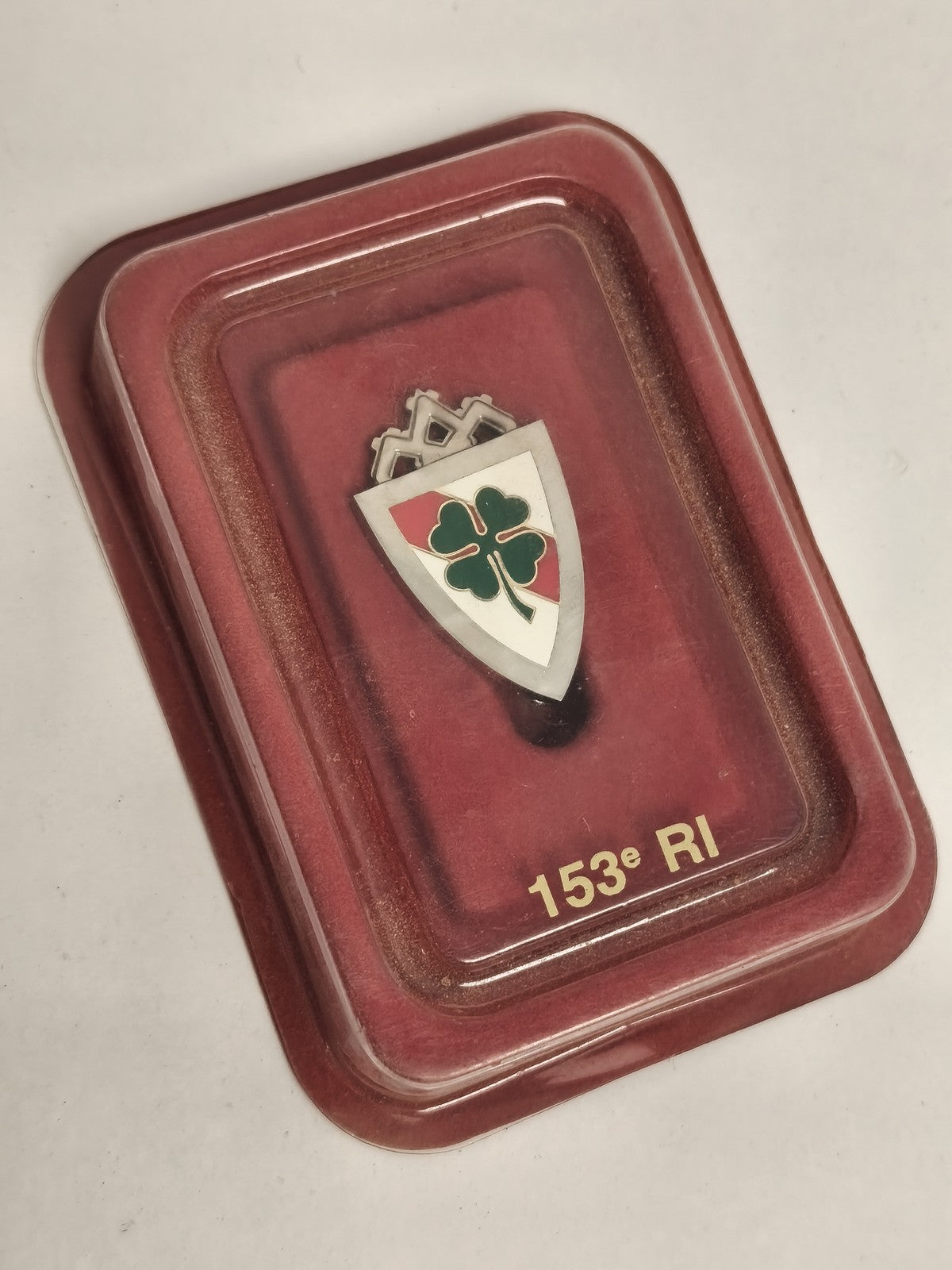 Insigne militaire vintage 153e RI trèfle vert émaillé sur étui, armée française