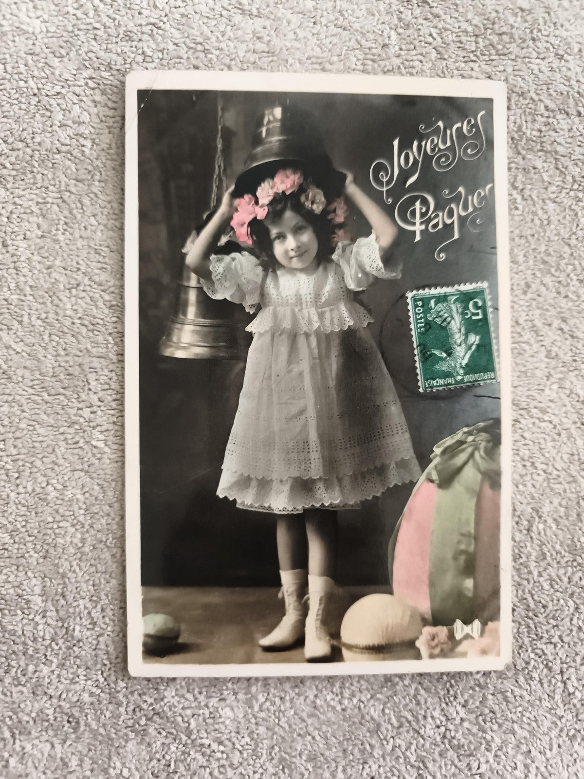 Carte postale CPA Joyeuses Pâques fillette cloche œufs décor pastel