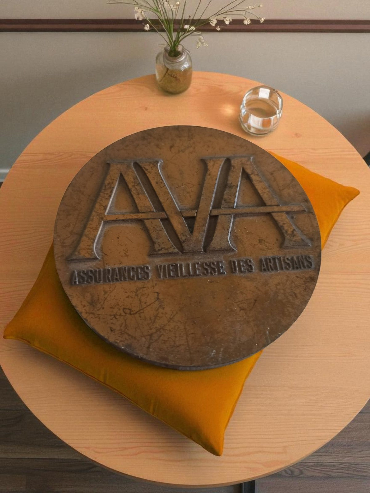 Plaque murale bronze AVA vintage – Assurance Vieillesse Artisans déco