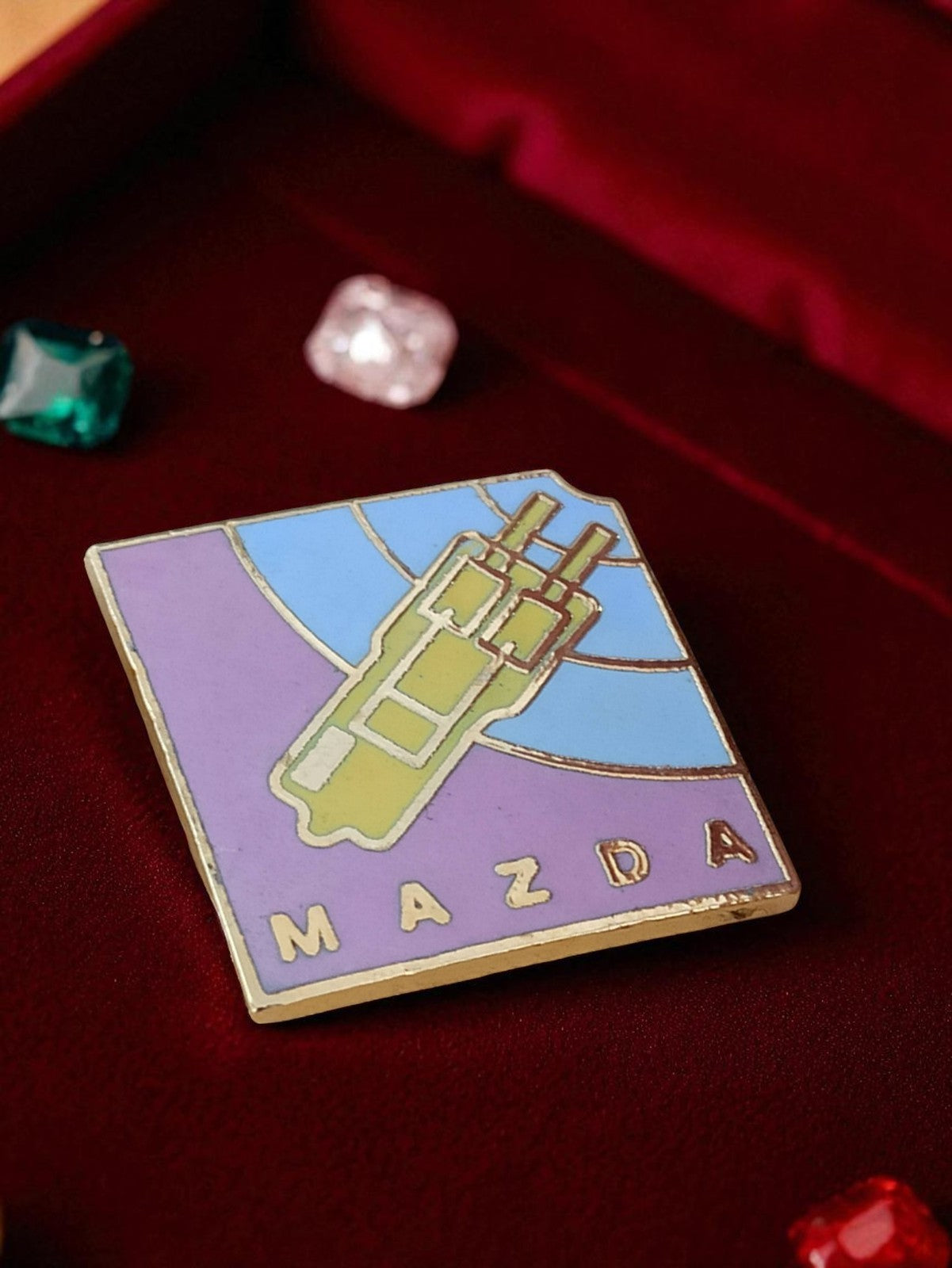 Pin's publicitaire Mazda vintage émail polychrome carré logo années 80
