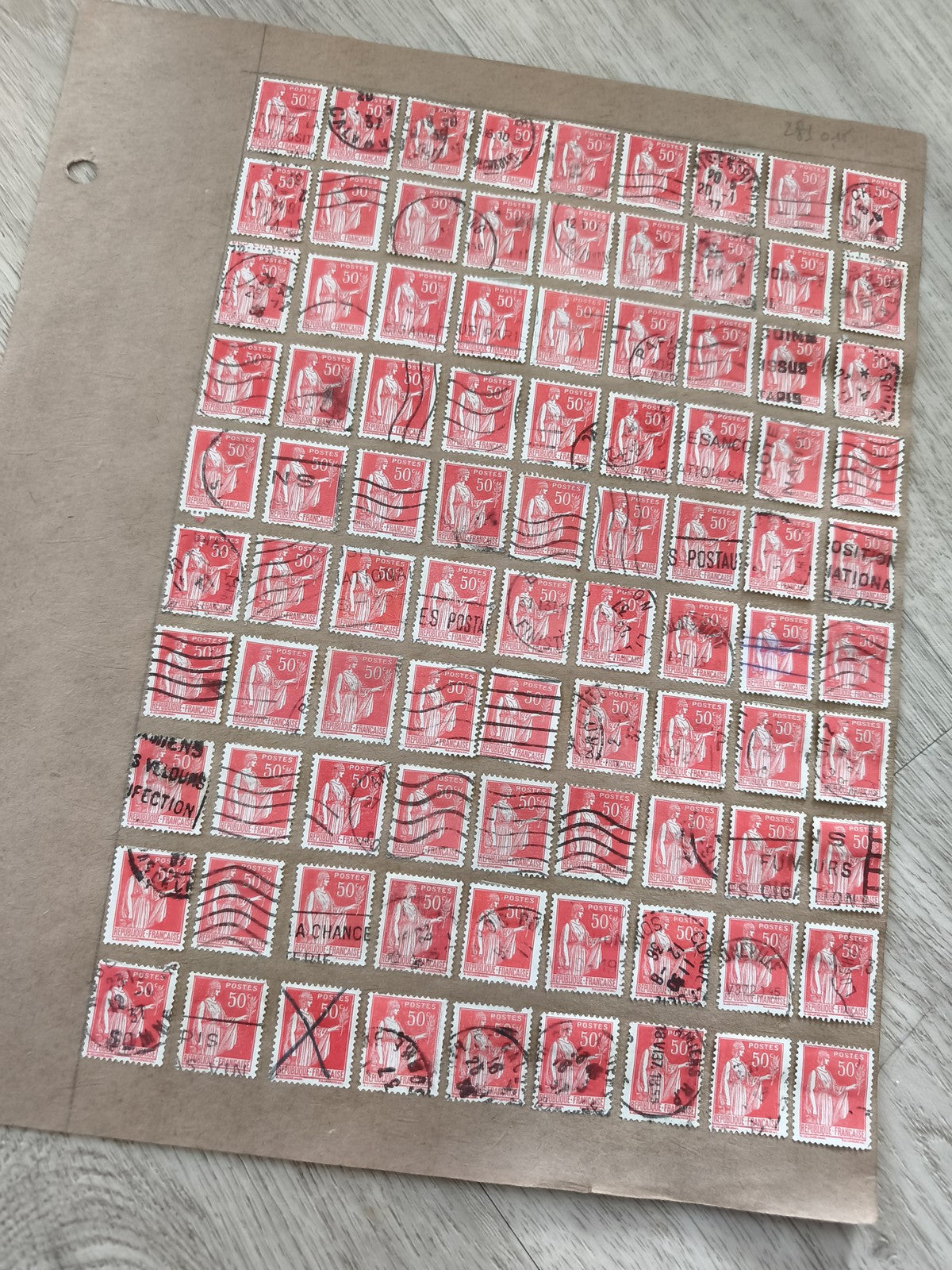 Gros lot anciens timbres Marianne 50c rouges oblitérés sur planche philatélie