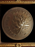 Bouton Sapeurs Pompiers France ancien, insigne vintage, motif flamme relief