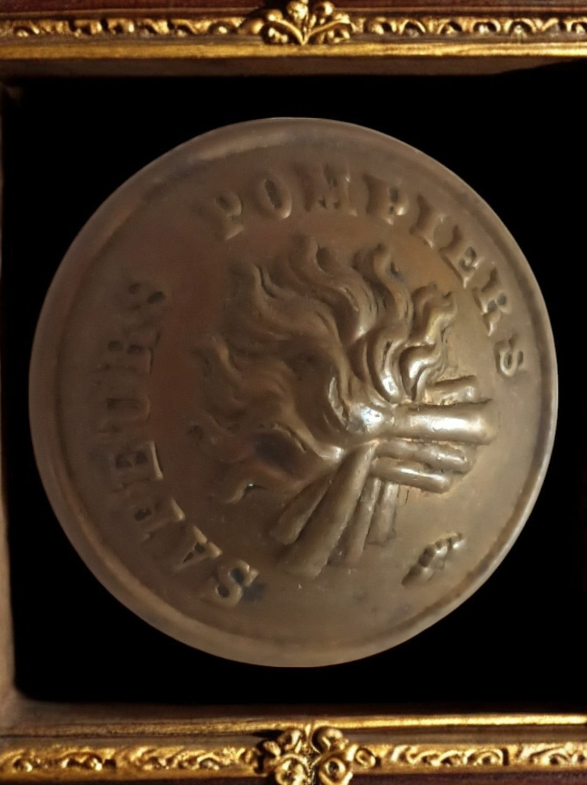 Bouton Sapeurs Pompiers France ancien, insigne vintage, motif flamme relief