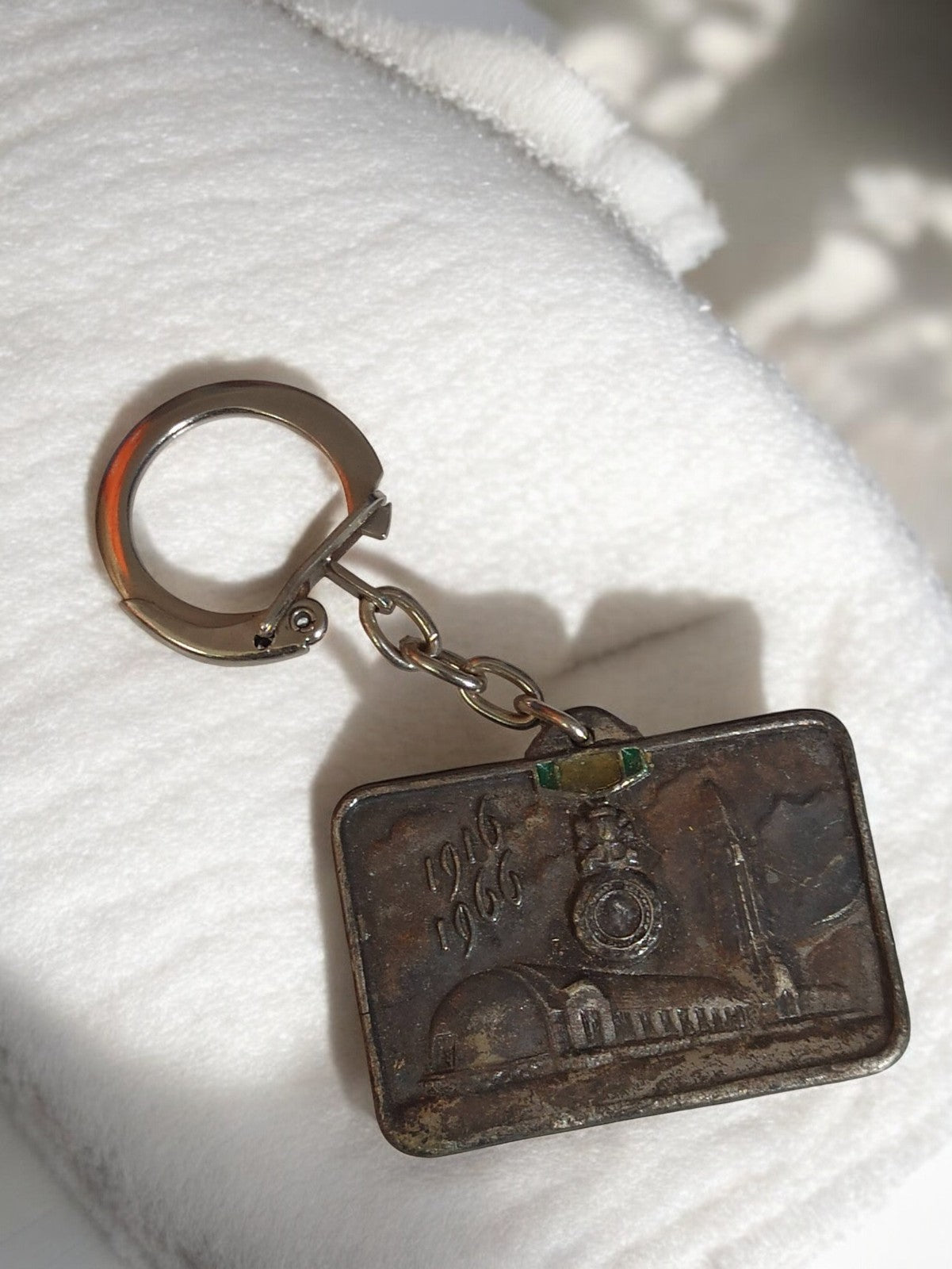 Porte-clés ancien 1916-1966 commémoratif, aspect métal patiné, vintage rétro