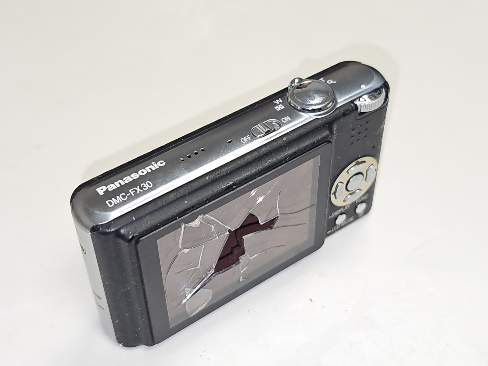 Appareil photo Panasonic DMC-FX30 non fonctionnel pour pièces détachées réparati