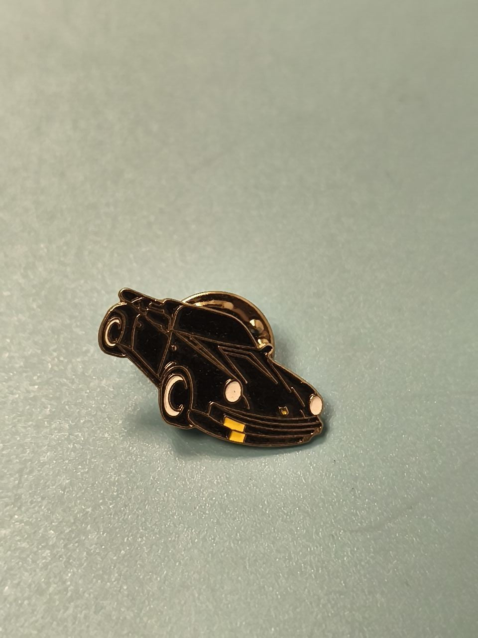 Pin's vintage voiture noire émaillée, style rétro collection véhicule (Ref 3)