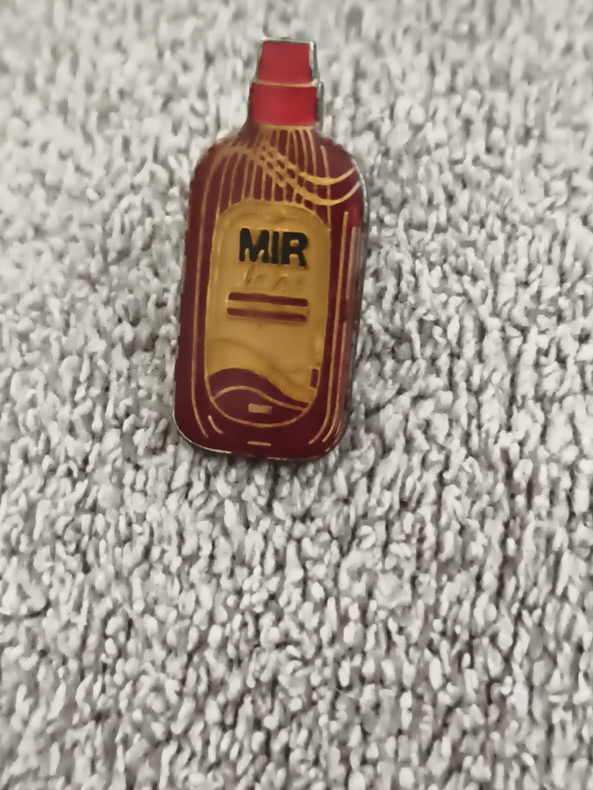 Pin's publicitaire vintage MIR lessive flacon rouge jaune années 90 (Ref 5)
