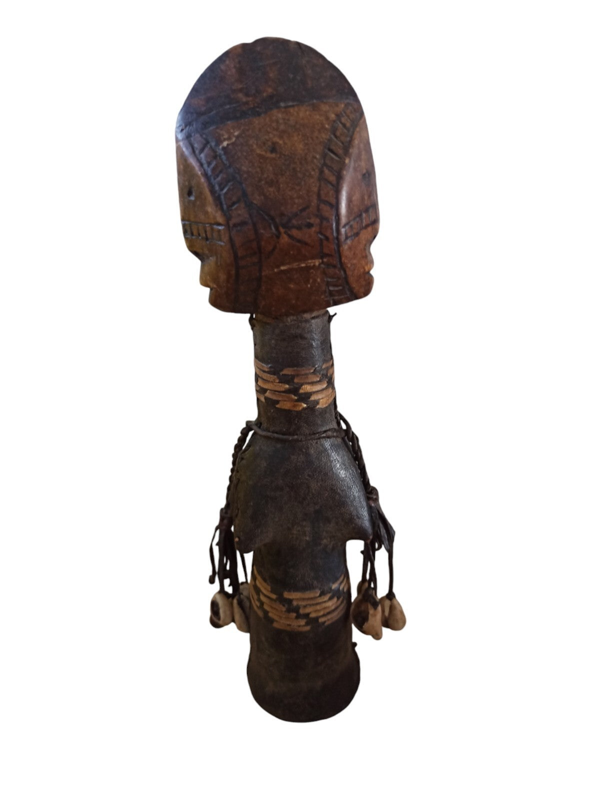 Statue Mossi Burkina Faso bois sculpté décor coquillages artisanat ethnique