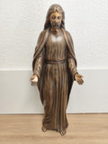 Importante statue du Christ Jésus en bronze creux, patine brune, mains ouvertes