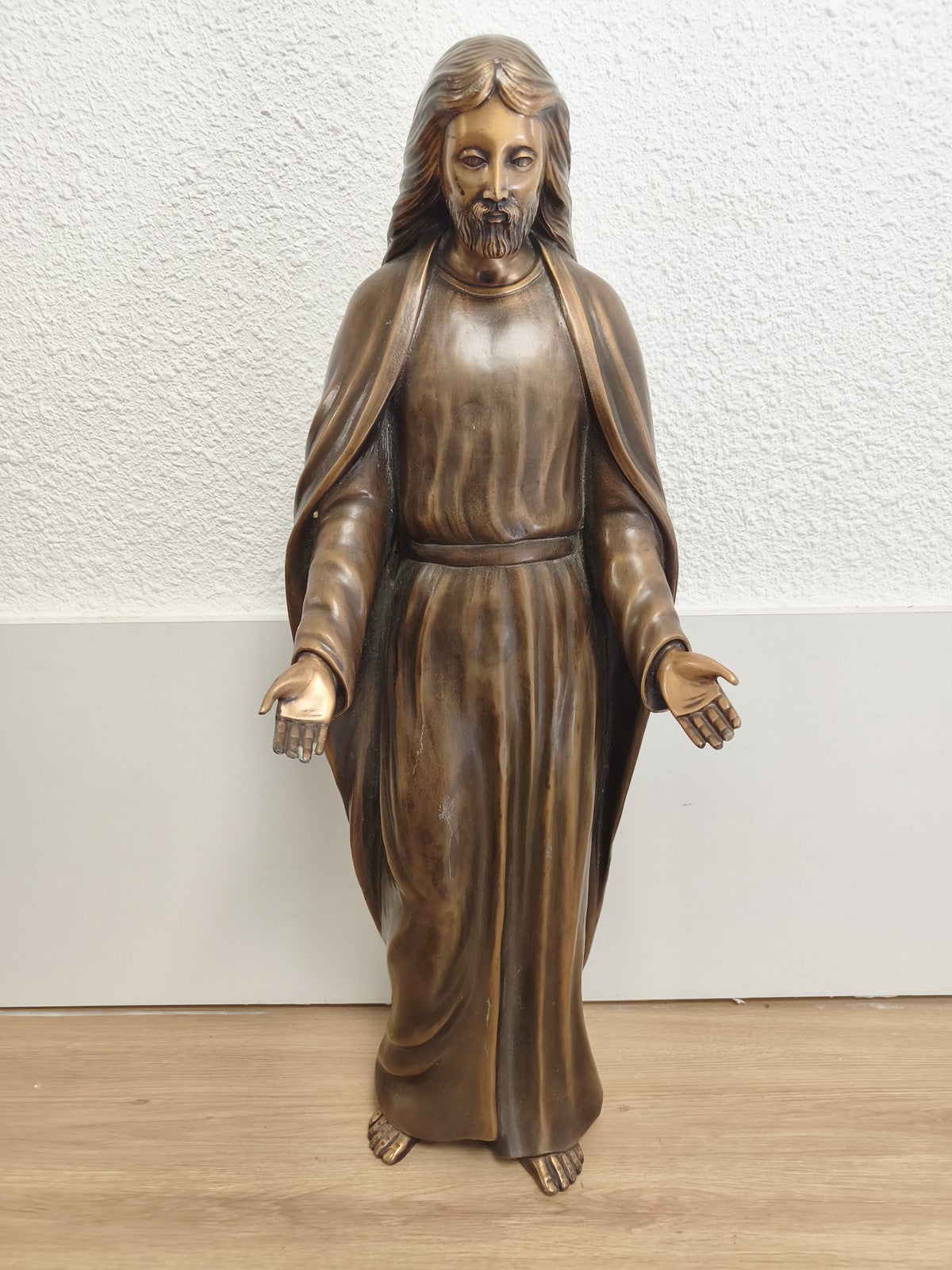 Importante statue du Christ Jésus en bronze creux, patine brune, mains ouvertes