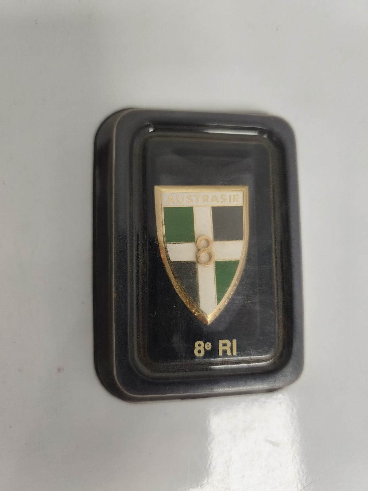 Insigne militaire vintage 8e RI Austrasie émaillé blason vert blanc noir