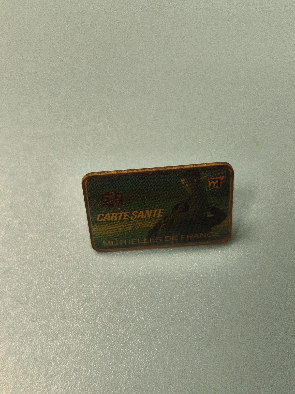 Vintage pin's Mutuelles de France rectangulaire carte santé vert rétro