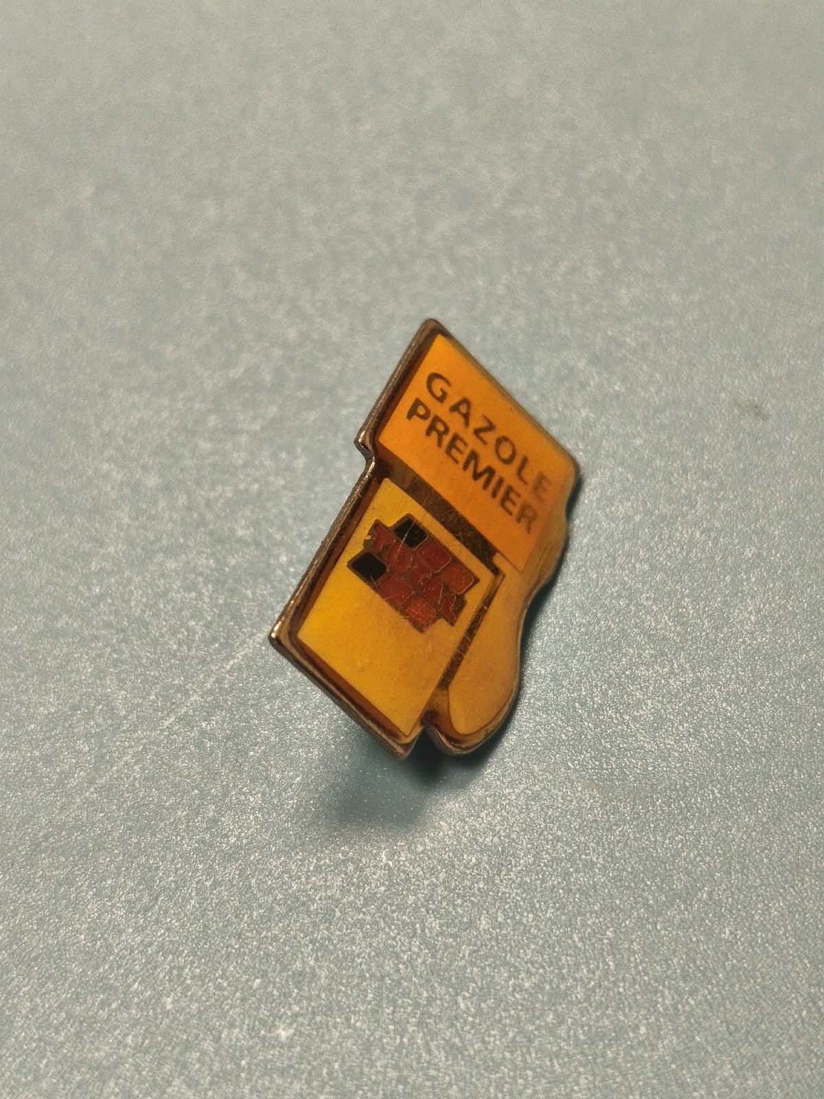 Vintage pin's Total Gazole Premier jaune, forme pompe à essence, collection