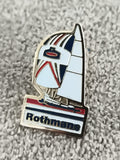 Pin's vintage Rothmans voilier régate émaillé bleu blanc rouge ancien (Ref 7)