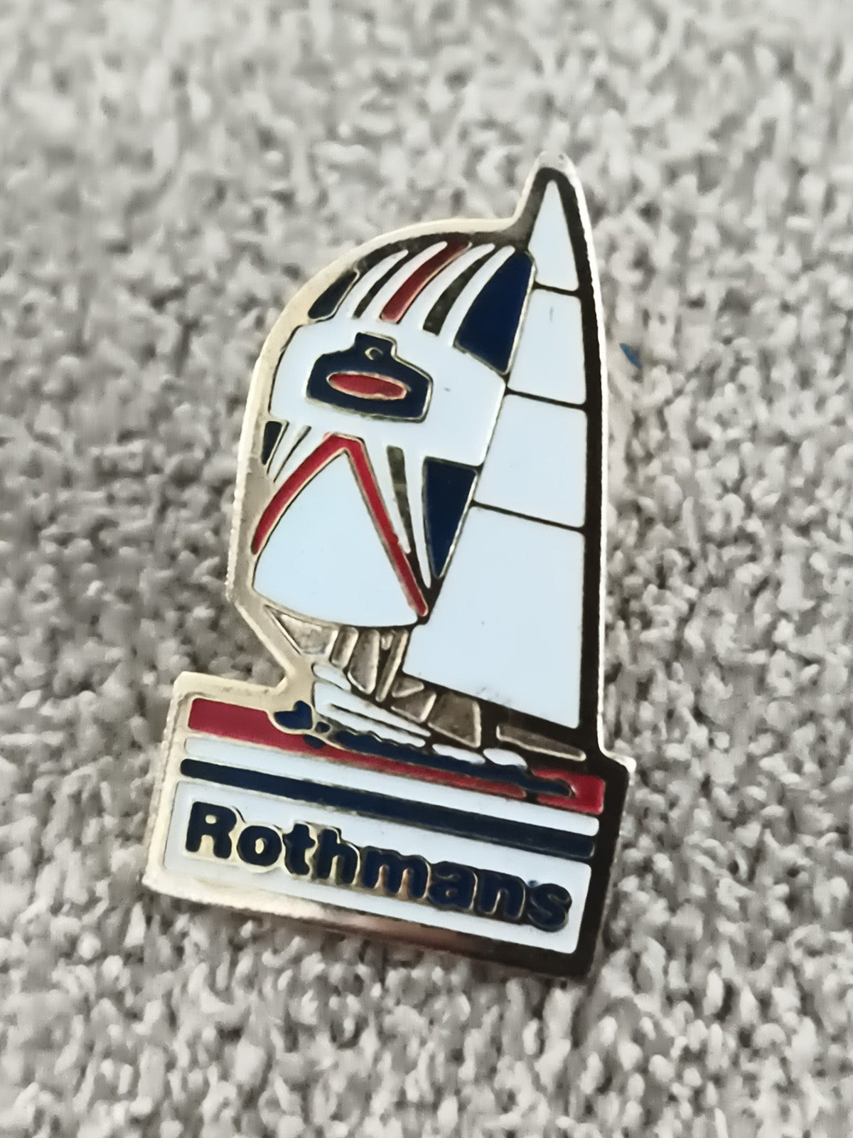 Pin's vintage Rothmans voilier régate émaillé bleu blanc rouge ancien (Ref 7)