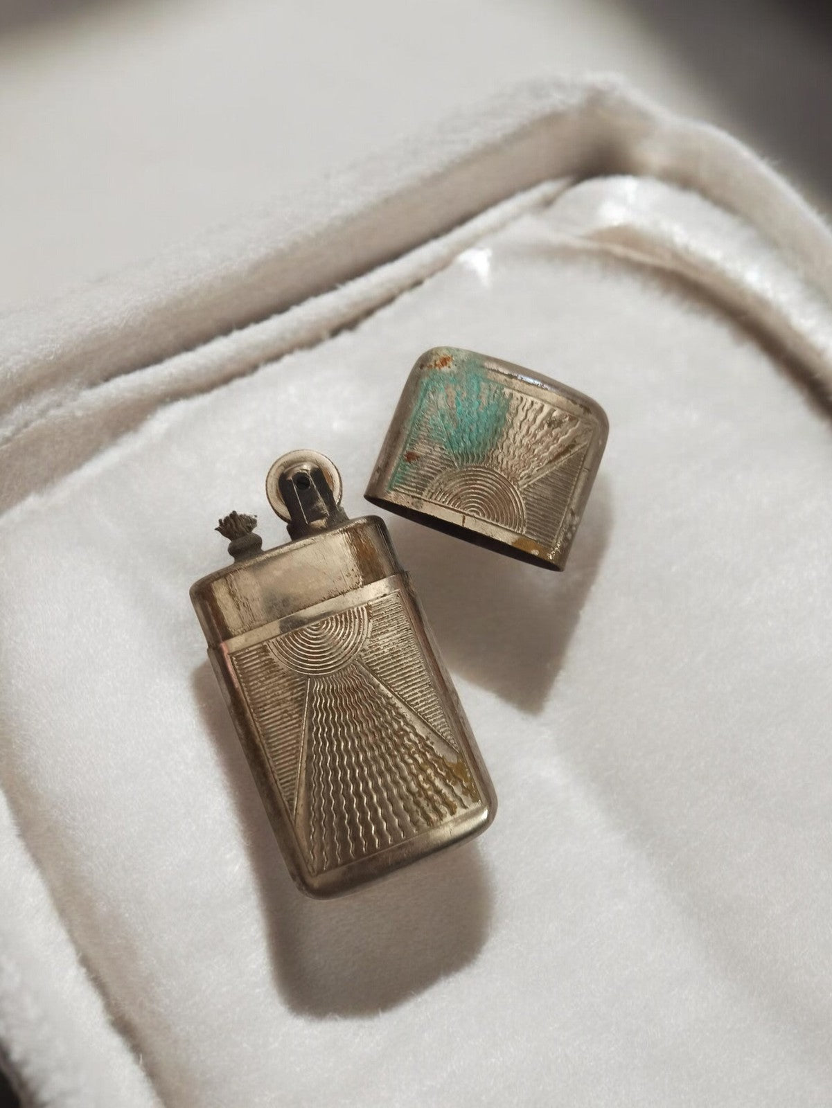 Briquet à mèche vintage ancien motif rayons, rétro, à restaurer, vendu en l’état