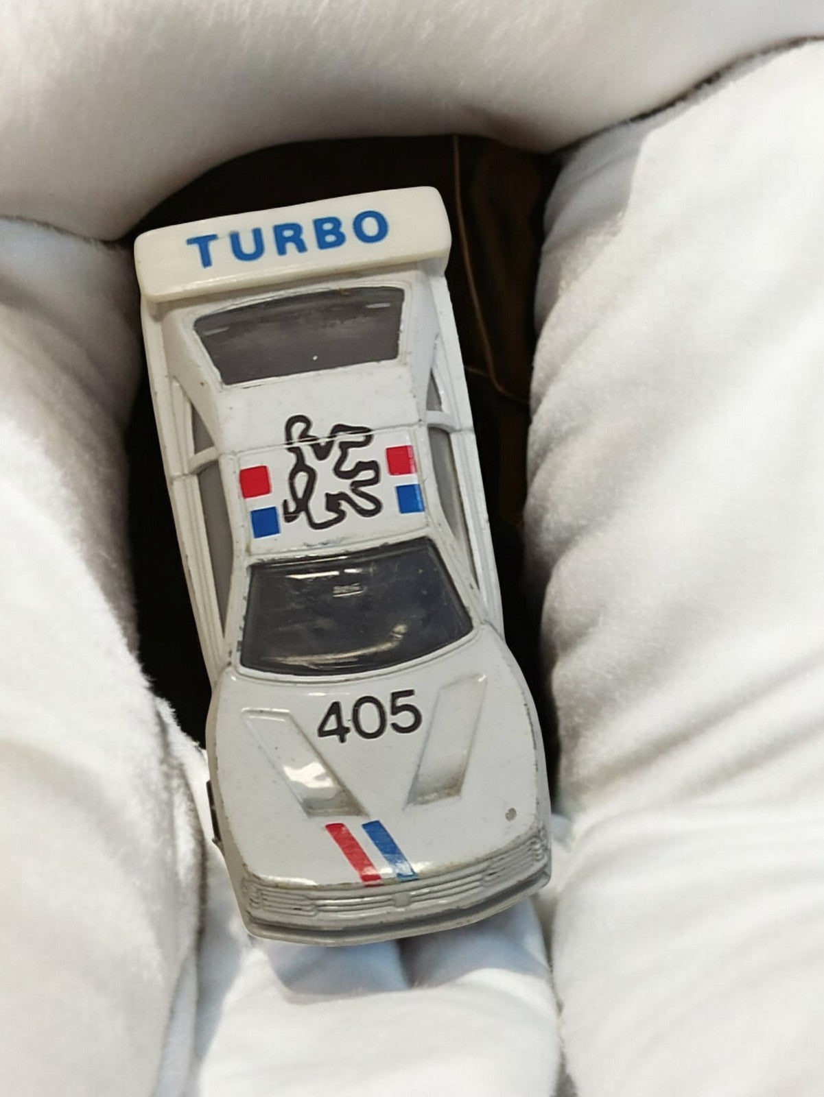 Voiture miniature Peugeot 405 Turbo blanche rétro vintage déco police rallye