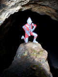 Figurine Ultraman Bandai Japon, pose dynamique, rouge et argent, Hero Series