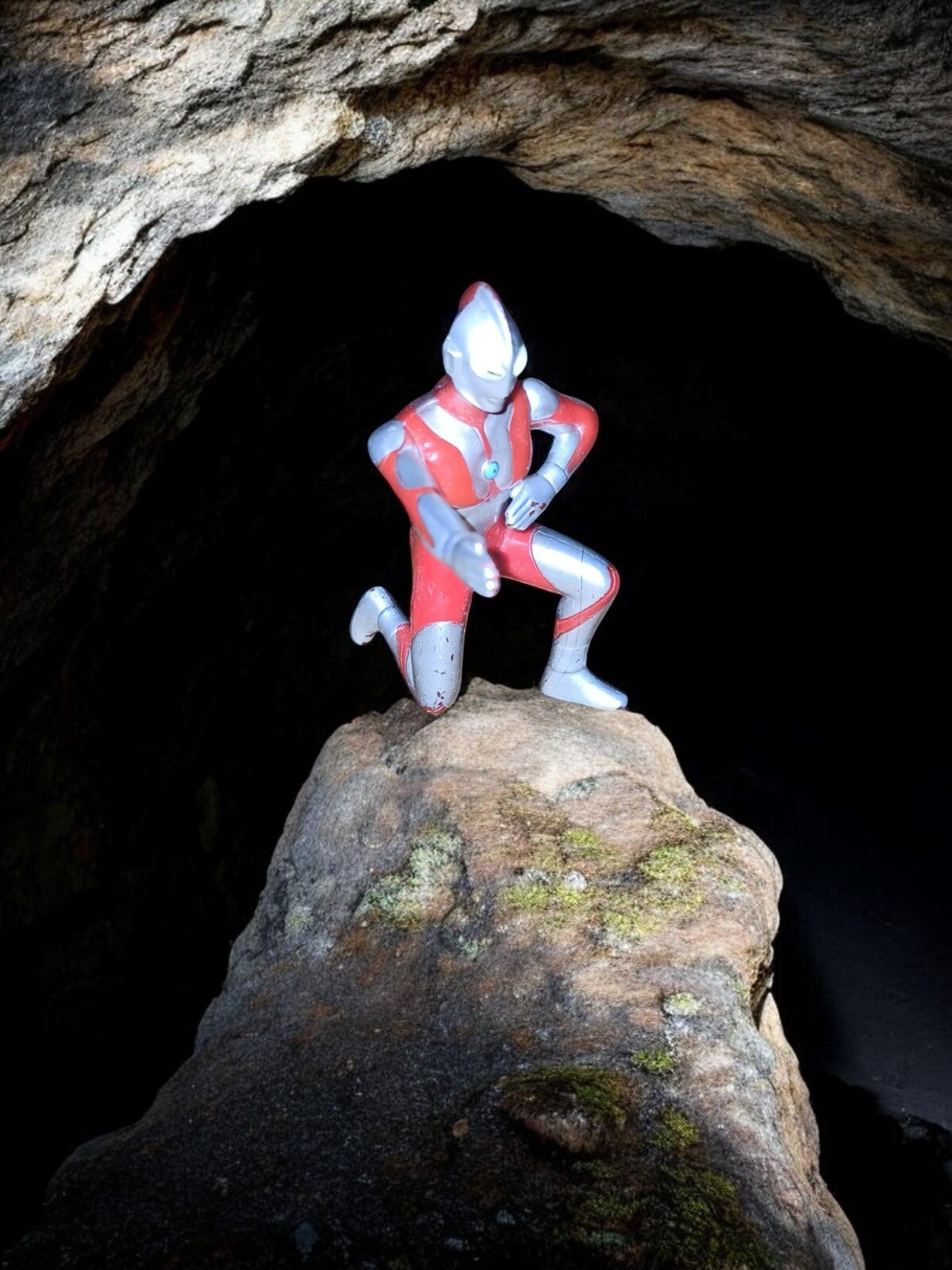 Figurine Ultraman Bandai Japon, pose dynamique, rouge et argent, Hero Series