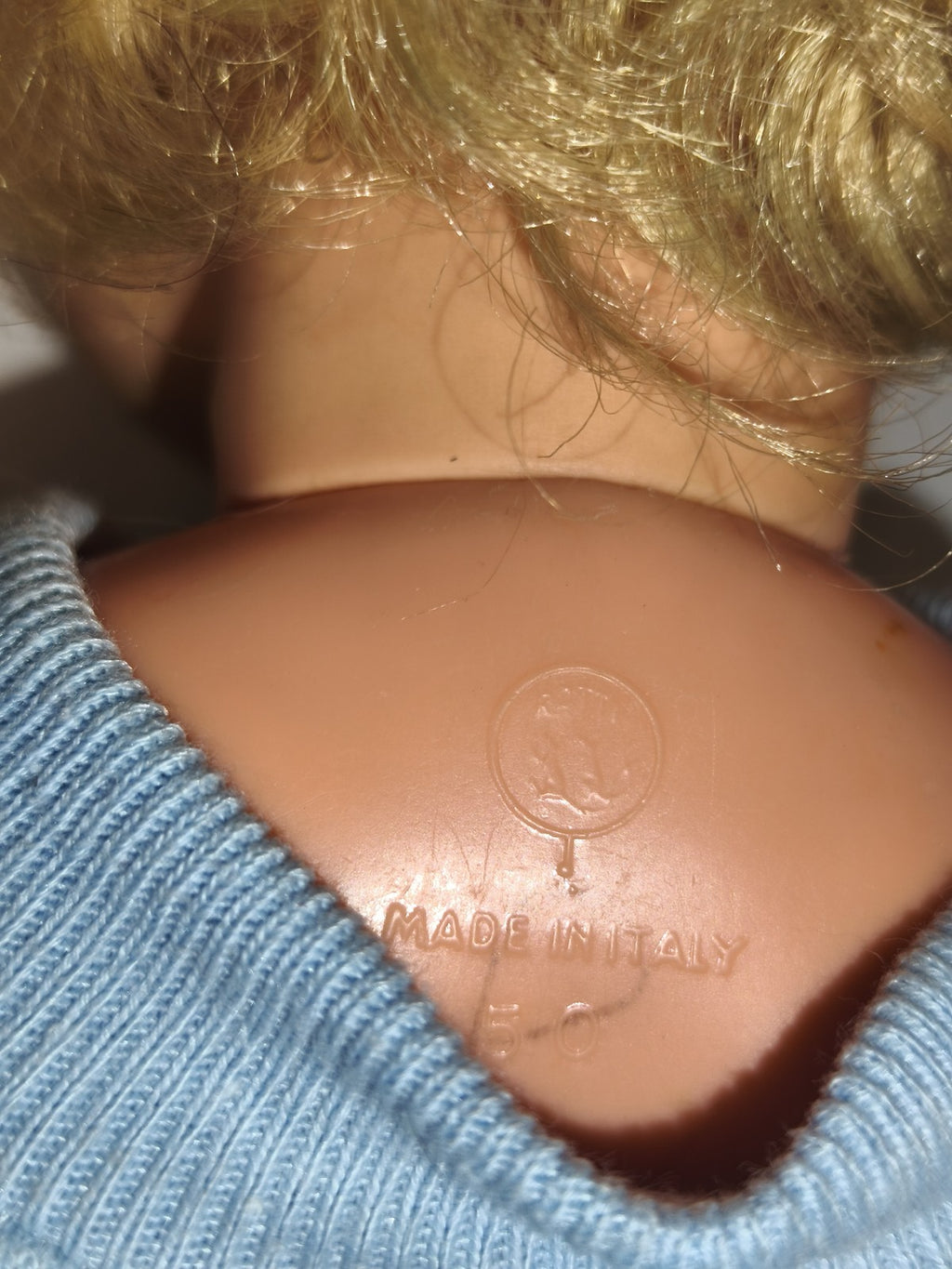 Ancienne poupée Ratti Made in Italy, yeux bleus, cheveux blonds, tenue maille