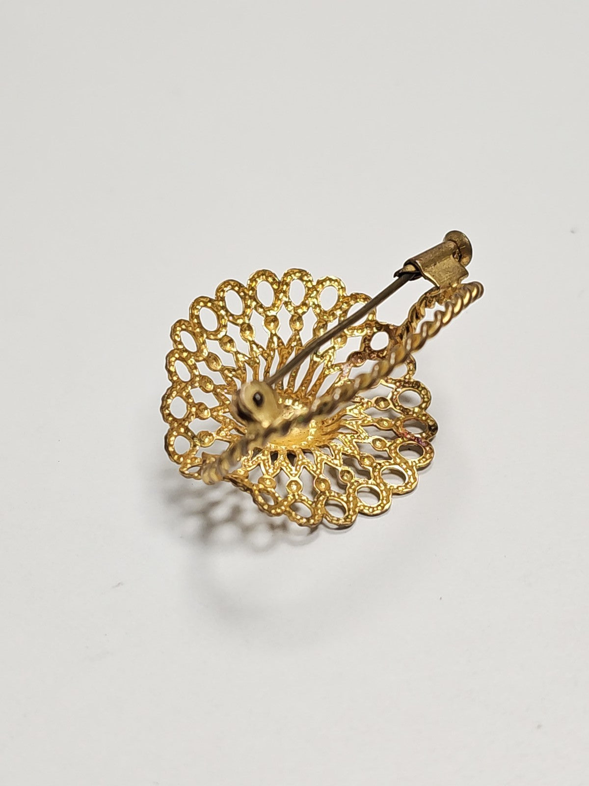Broche ancienne vintage en métal doré rétro pour collection ou accessoire unique