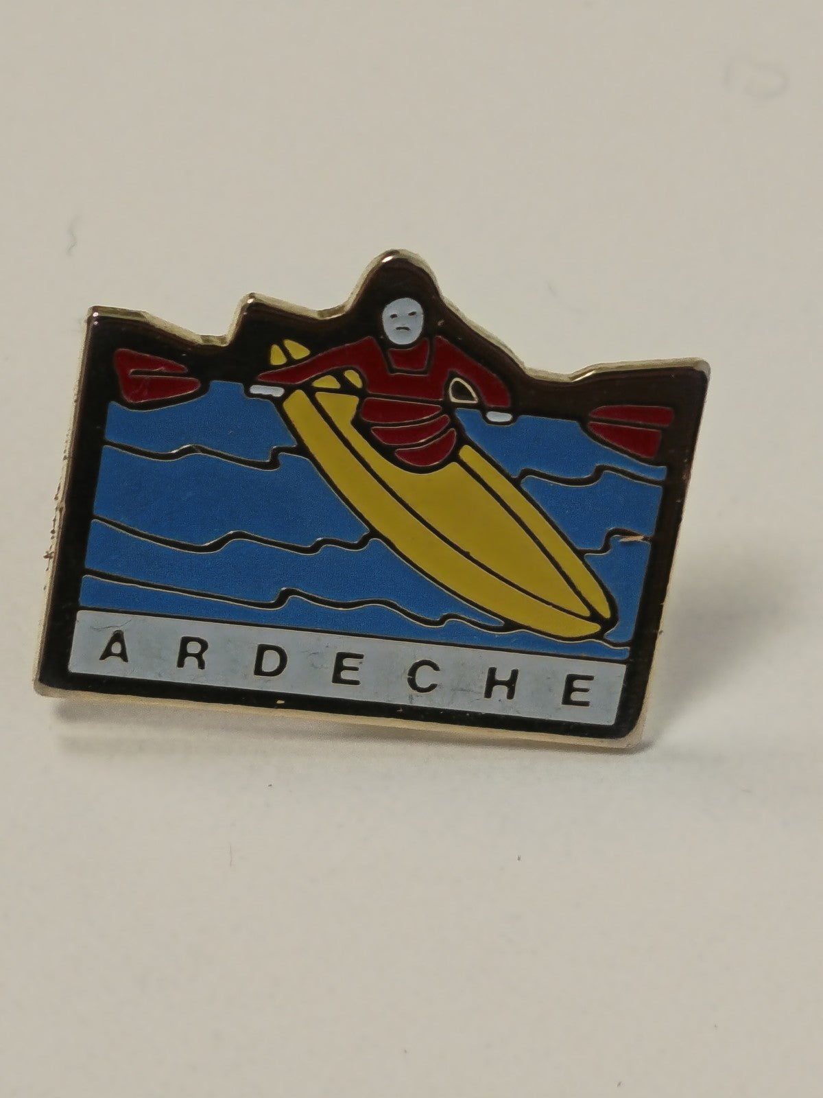 Pin's ancien Ardèche vintage rétro collection France badge souvenir rare